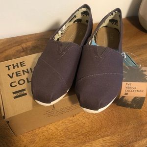 NWT Tom’s Ash Gray Canvas Shoes